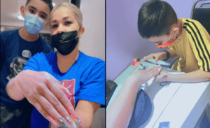 Niño de 9 años pone uñas acrílicas para pagar operación de su hermano