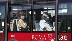 Italia prohíbe a los no vacunados de Covid-19 usar transporte público