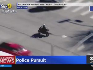 En plena transmisión, ladrón de motocicleta muere al chocar contra un auto #VIDEO