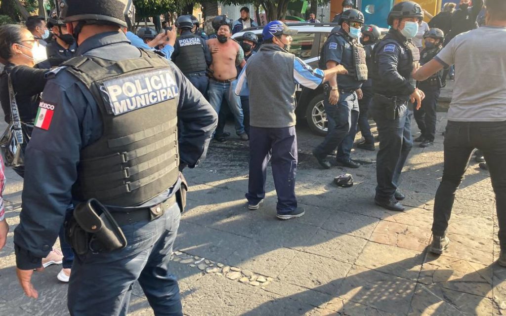 Enfrentamiento entre policías y ambulantes en el Zócalo de Puebla