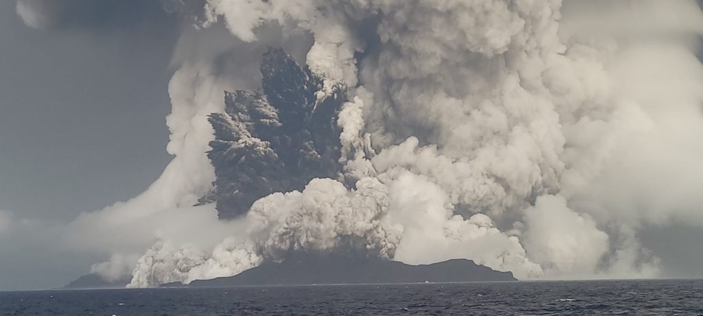 Erupción de volcán en Tonga