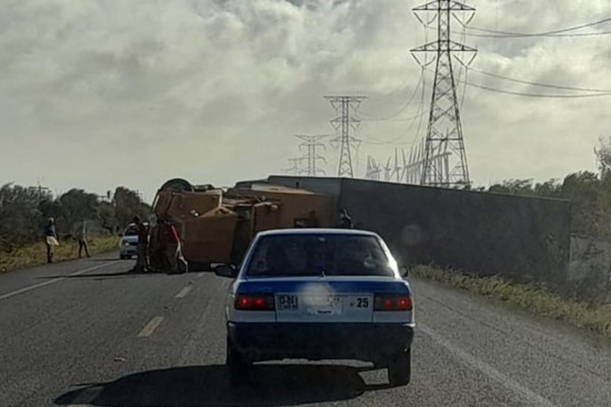 Fuertes vientos derriban tráiler en el Istmo de Tehuantepec