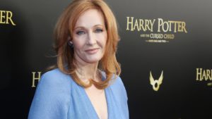 Quitan nombre de J.K. Rowling de escuela tras acusación de transfobia