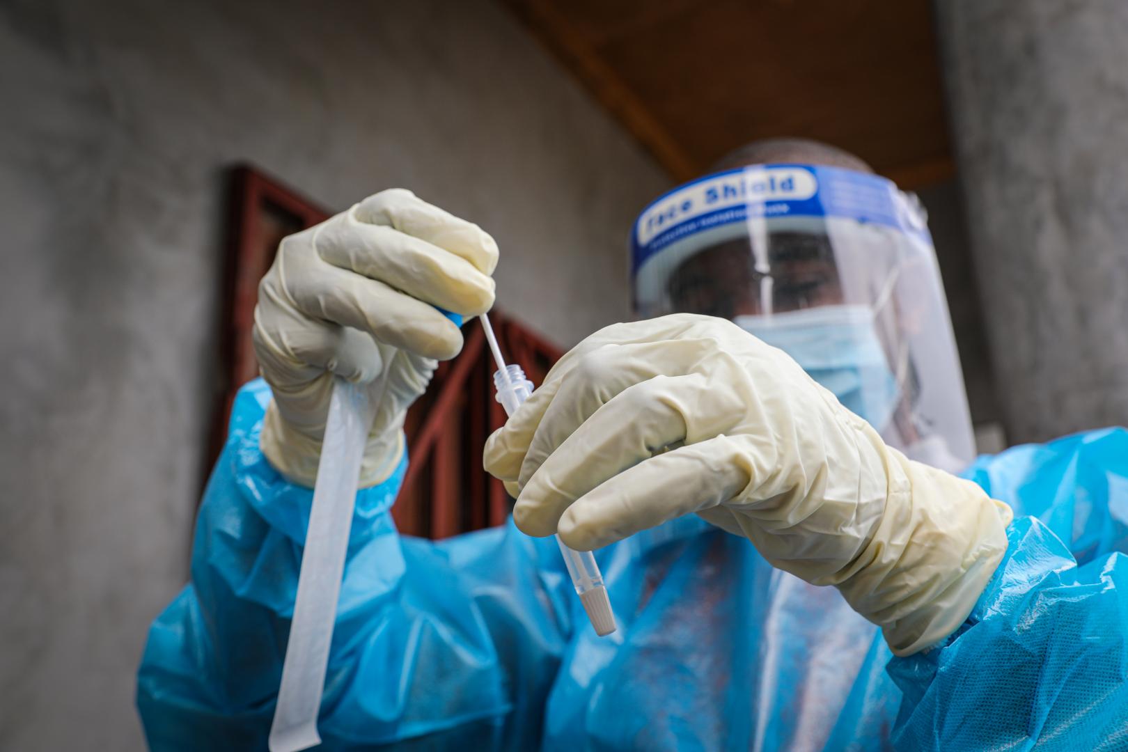 ¿Cuántos días debo aislarme si tengo ómicron?