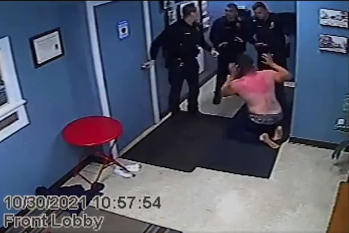 Hombre arde en llamas por disparo de policía con pistola eléctrica