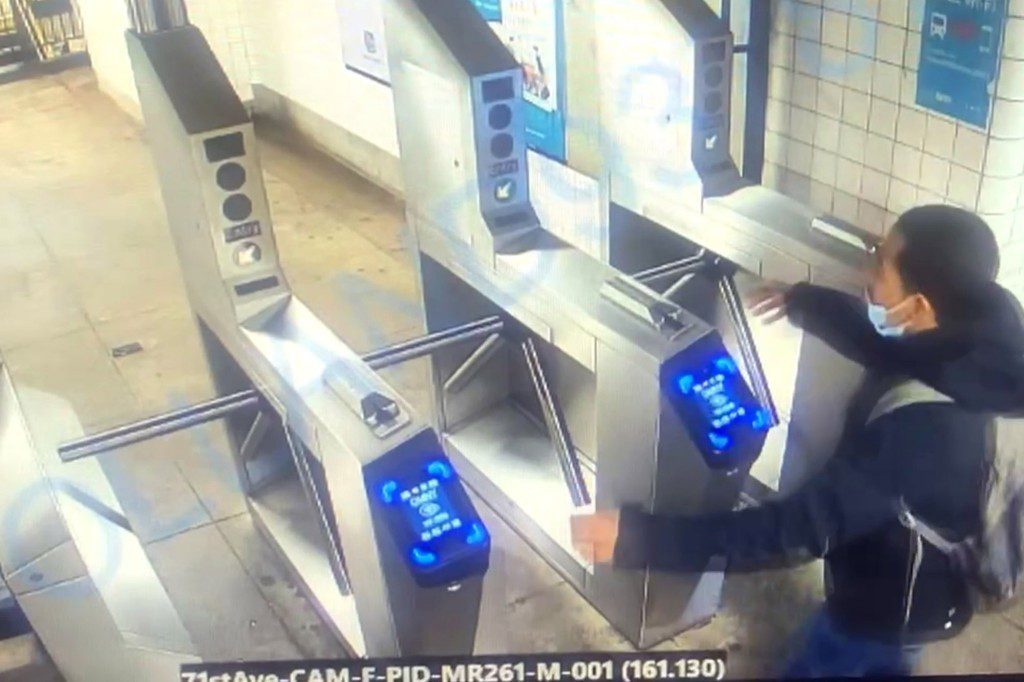Hombre muere al saltar los torniquetes del Metro en NY