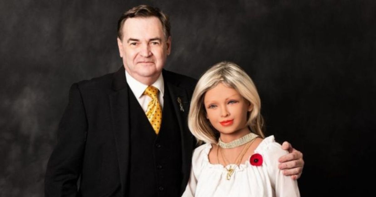 Hombre quiere casarse con su novia robot