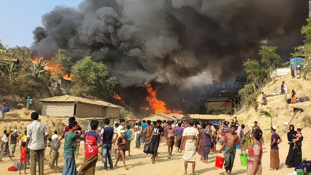 Incendio arrasa con campamento de refugiados rohinyás en Bangladesh