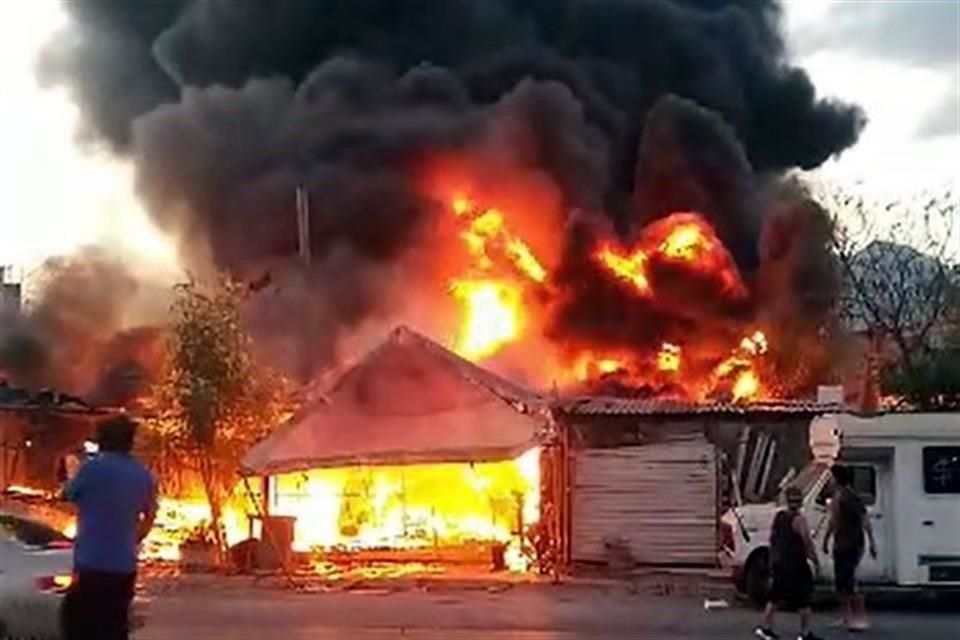 Incendio de tejabanes en Monterrey