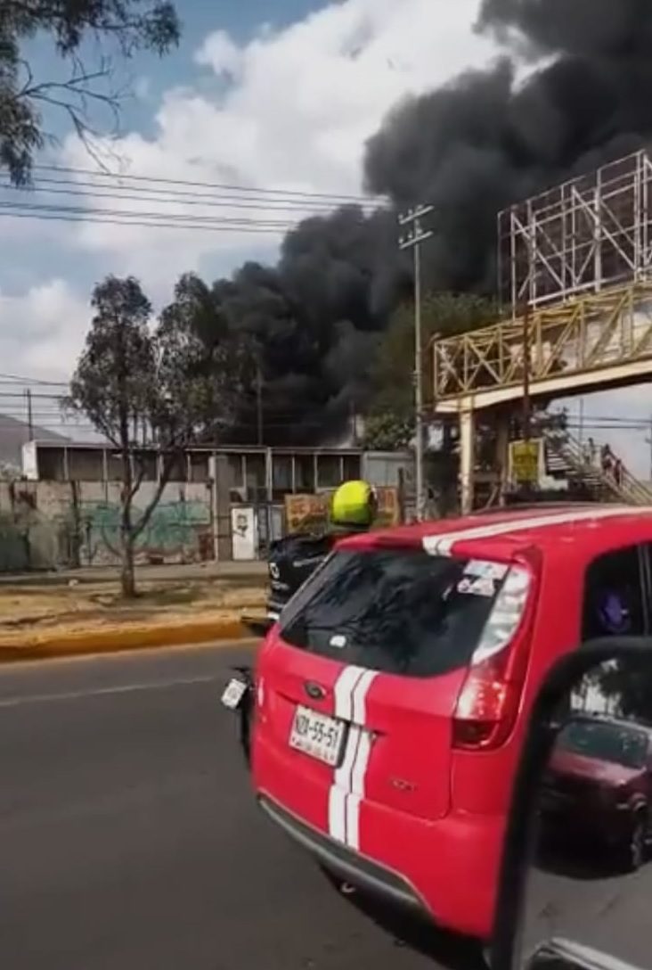 Incendio de deshuesadero de vehículos en Los Reyes, La Paz