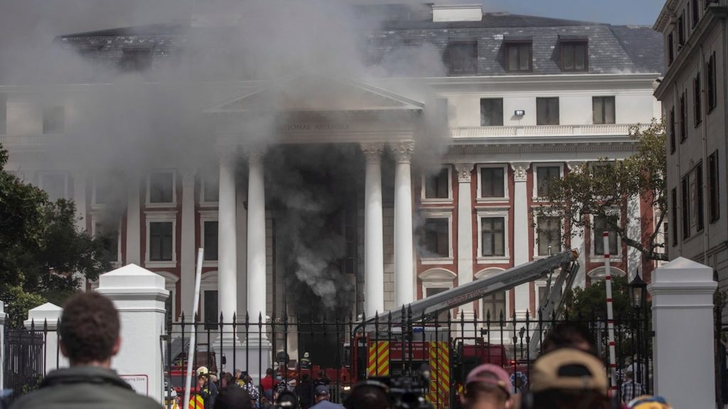 Incendio en el Parlamento de Sudáfrica