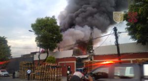 Fuerte incendio se desata en fábrica de bicicletas en Azcapotzalco #VIDEOS
