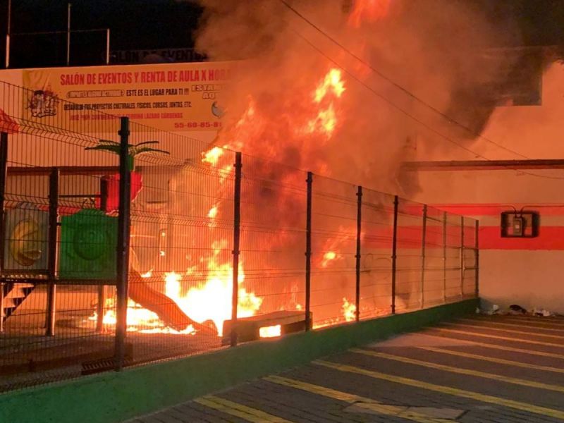 Incendio en zona de juegos infantiles en Eje Central