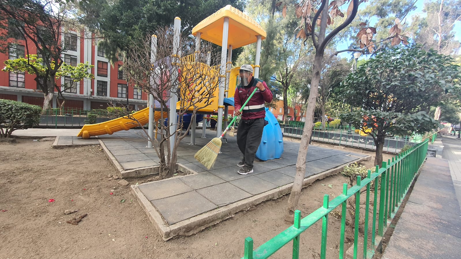 Infractores de la Ley de Cultura Cívica limpian espacios del Centro Histórico