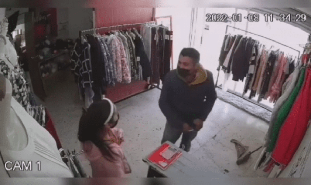Ladrón asalta tienda de ropa en Toluca y al huir se golpea con un cancel