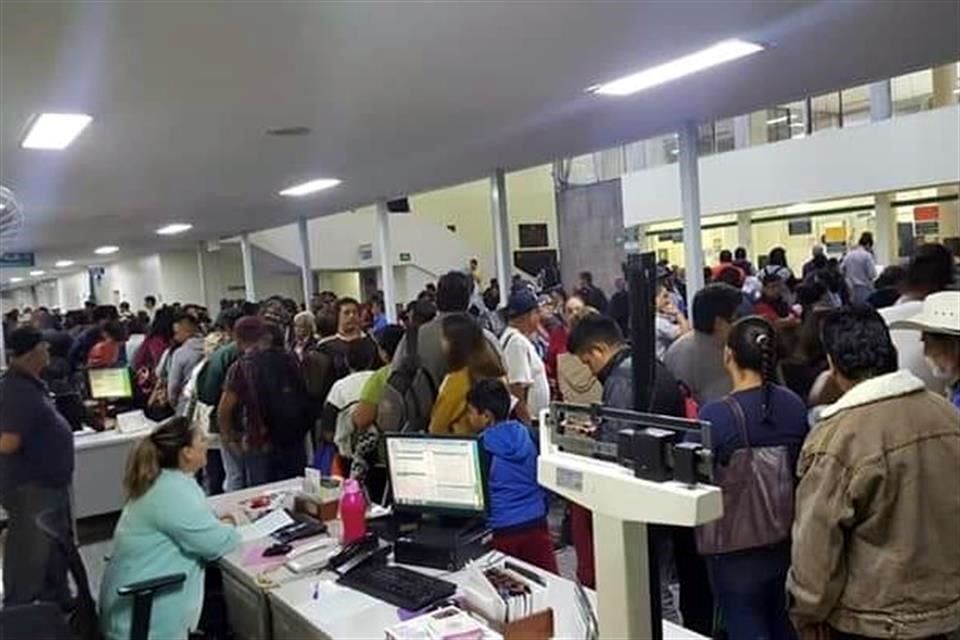 Largas filas en el IMSS