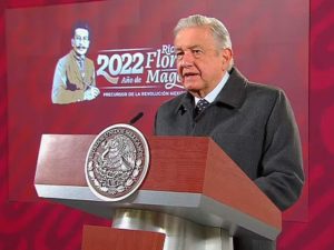 Tratamiento de López Obrador: paracetamol, mucha agua, miel y VapoRub