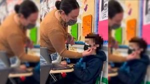 En Pensilvania, maestra le pega con cinta el cubrebocas a un estudiante