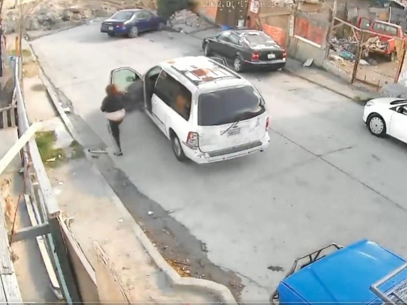 Mujer pierde el control de su camioneta