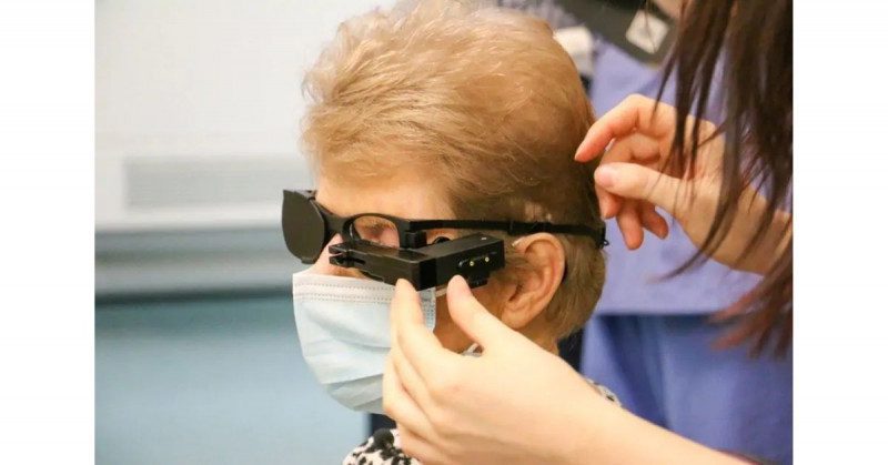 Mujer recibe el primer implante de chip biónico en el ojo
