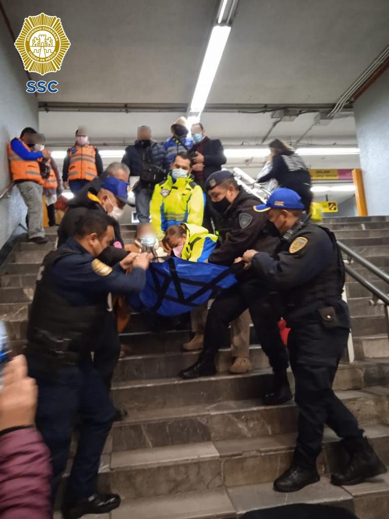 Mujer se lesiona en Metro Pantitlán