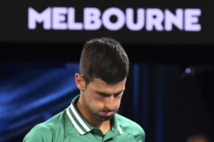 Detienen a Novak Djokovic en Australia; tendrá una audiencia el sábado
