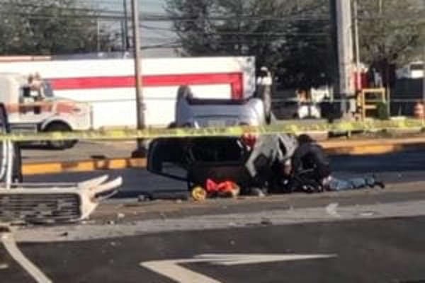 Policía consuela a hombre tras accidente
