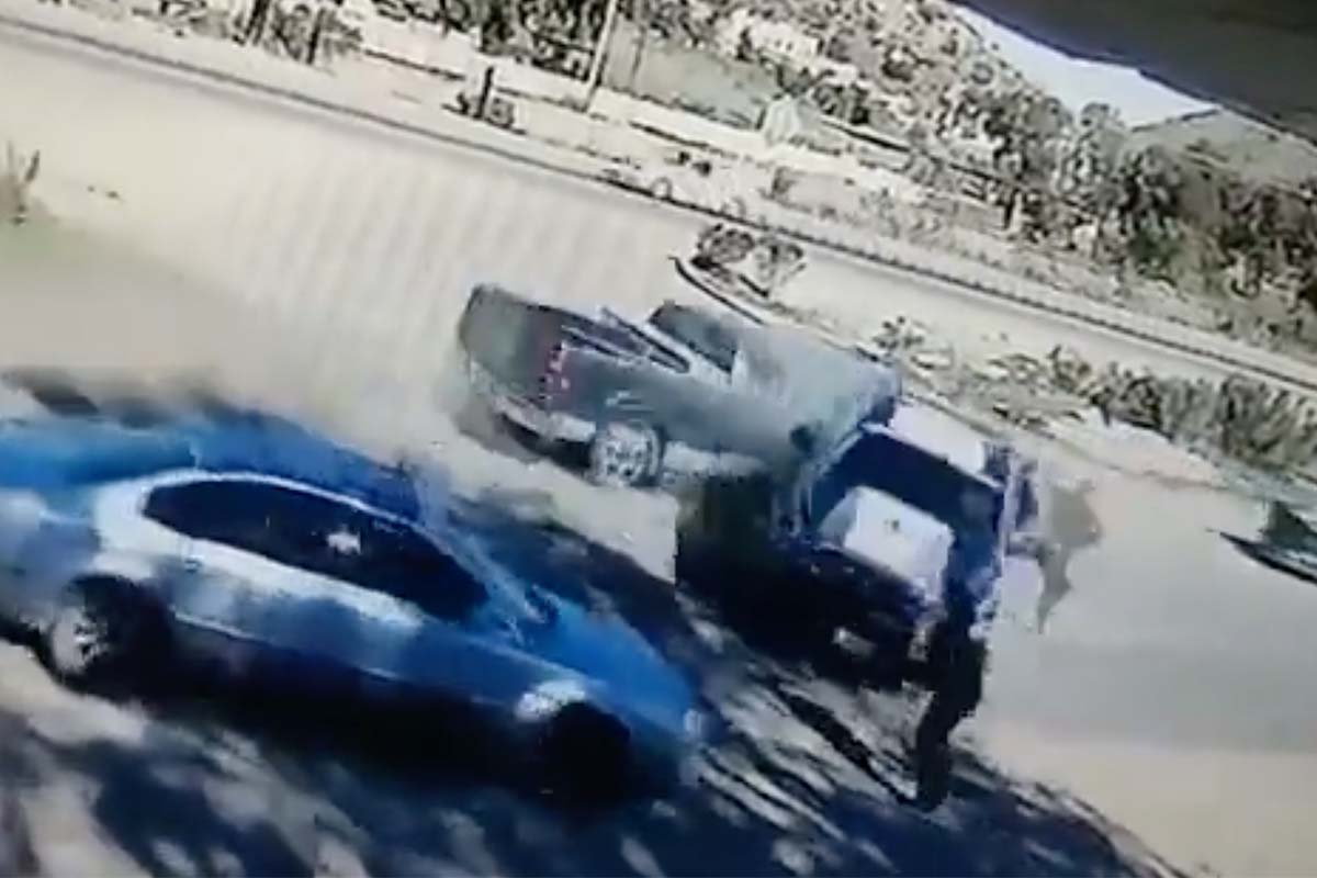 Policía es brutalmente atropellado por una camioneta