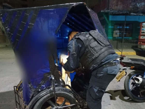 Policías auxilian a mujer a dar a luz en mototaxi