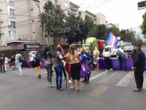 Colectivos LGBTTTIQA+ protestan contra Quadri frente a edificio del PAN