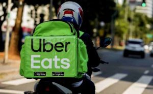 Exhiben a repartidor de Uber Eats; se robaba parte de la comida