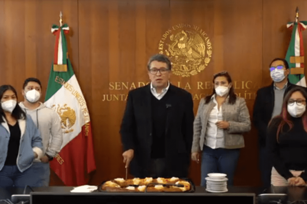 Ricardo Monreal parte Rosca de Reyes