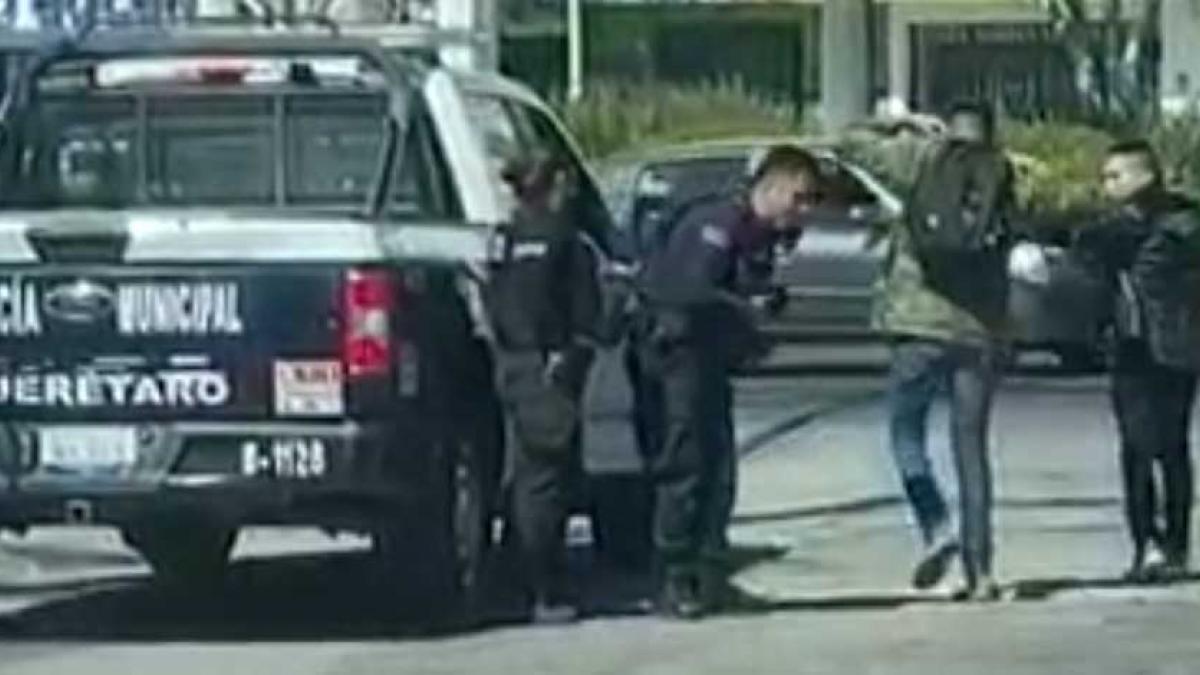 Sujeto desarma a policías en Querétarov