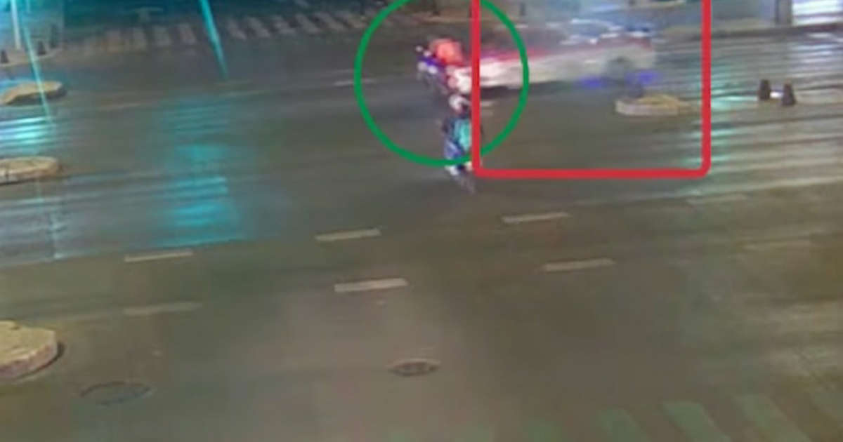 Taxista arrolla a repartidor