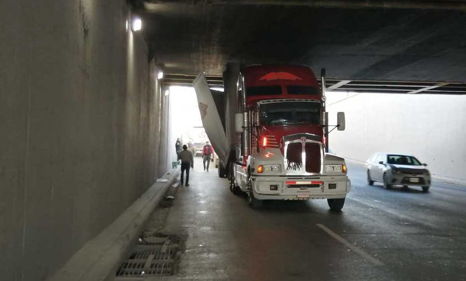 Tráiler atorado en puente de Monterrey