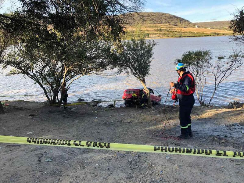 Vehículo con familia a bordo cae a la presa Mompaní