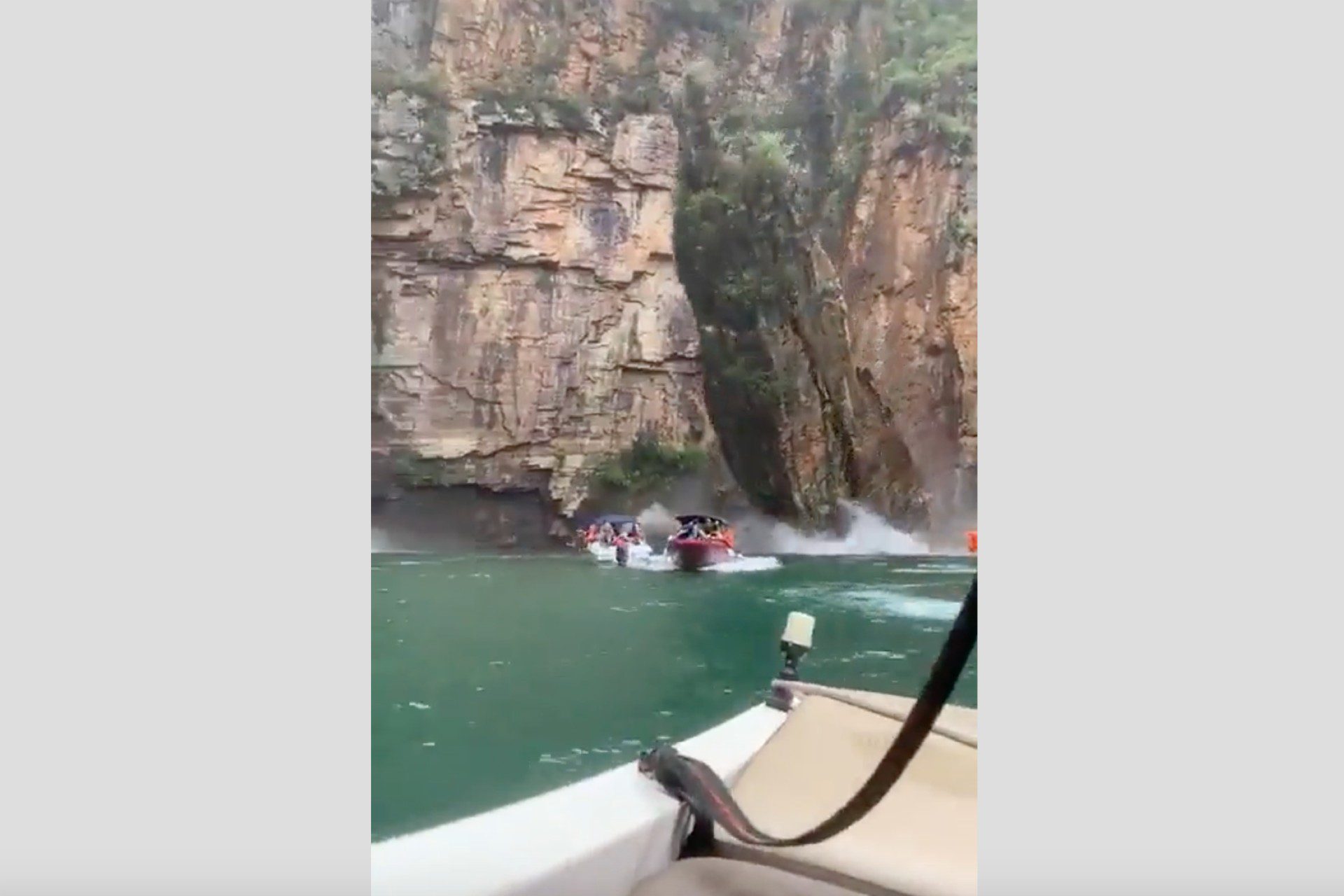 Fuerte #VIDEO Acantilado cae y aplasta lanchas con turistas