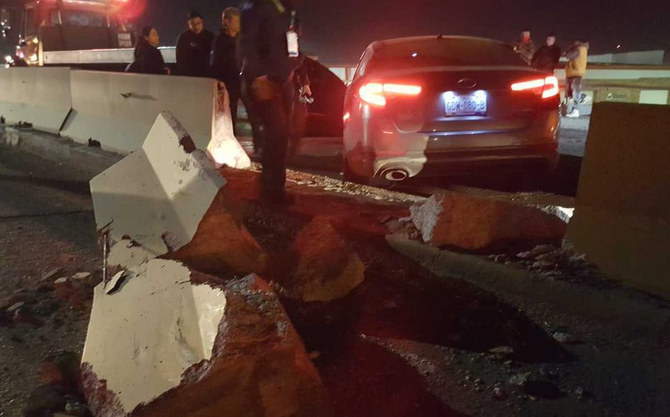 Por ir a exceso de velocidad auto vuelca sobre puente del Periférico