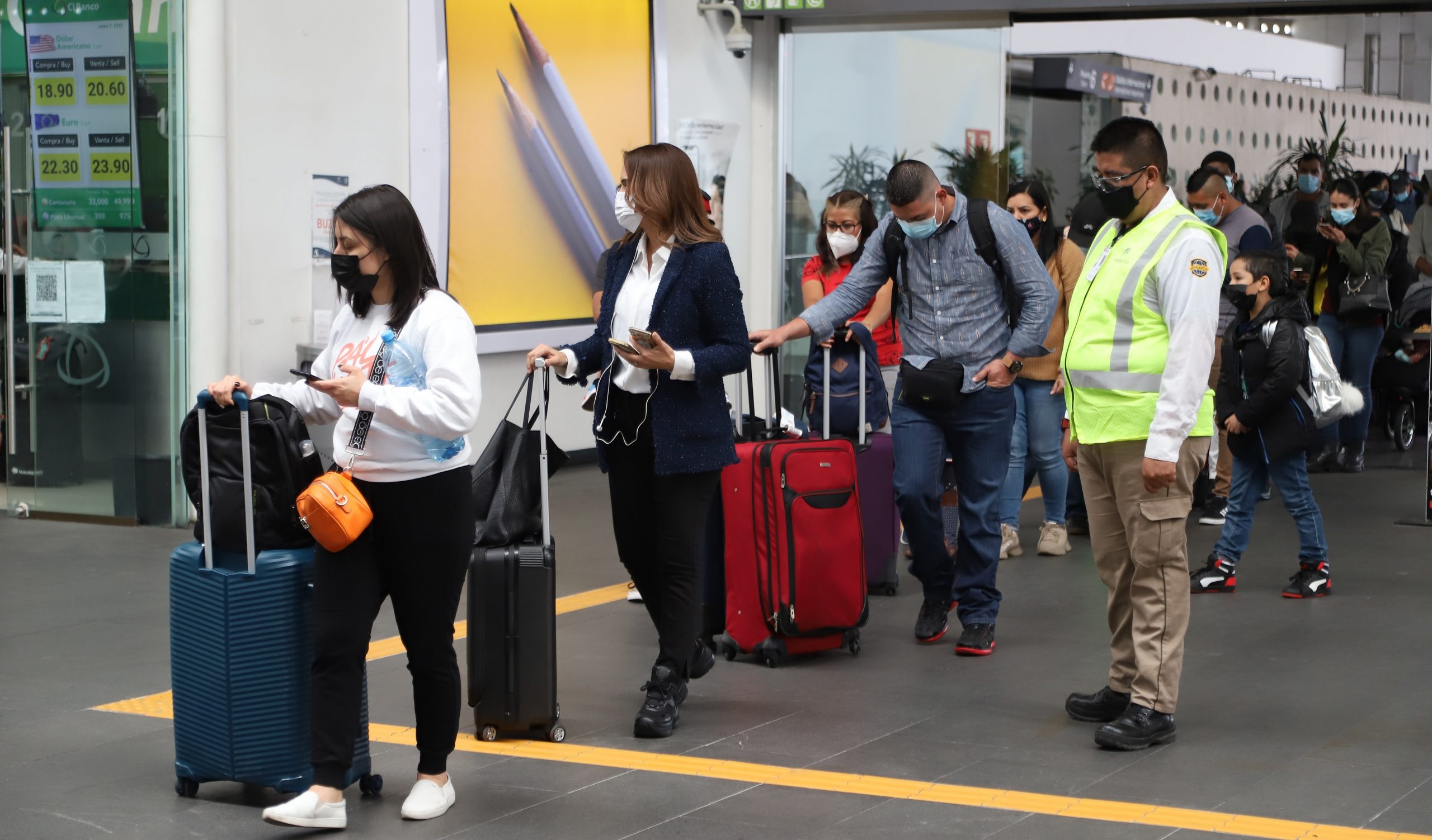 Continúan largas filas en AICM por cancelaciones de vuelos