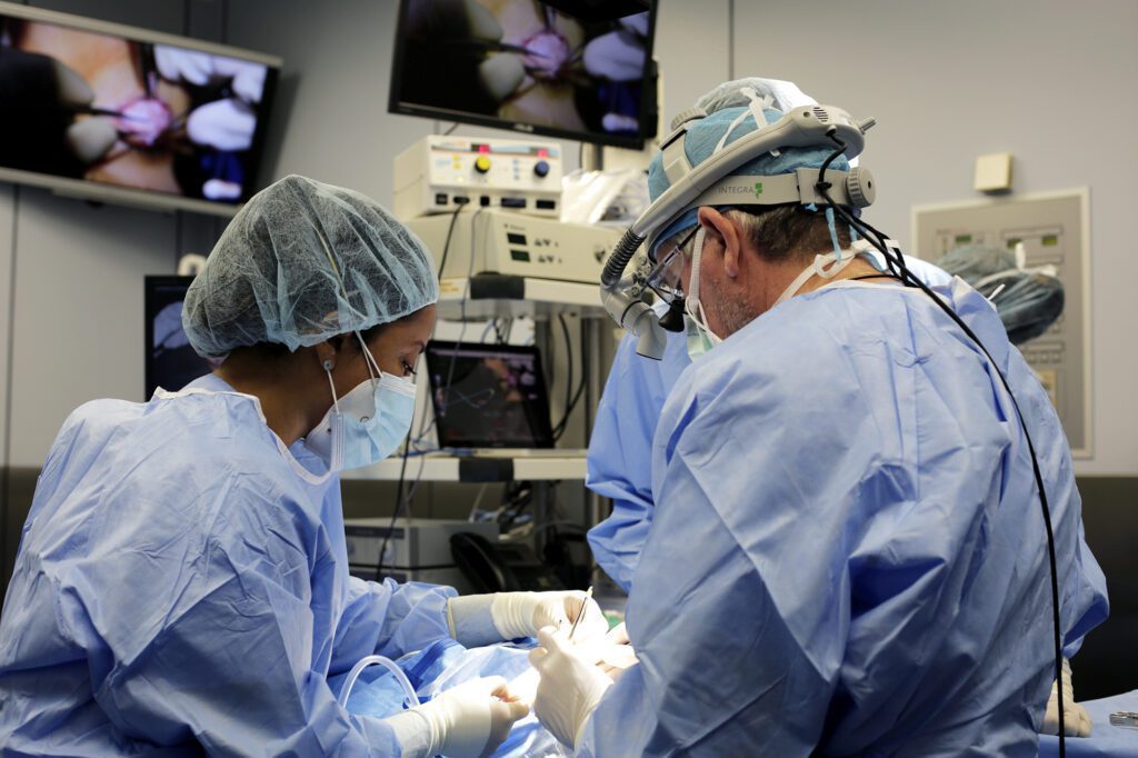 Mujer muere tras cirugía estética, tenía 30 perforaciones en sus órganos