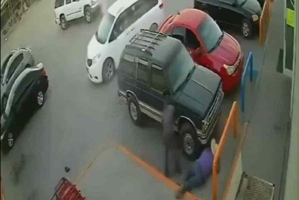 Captan en #VIDEO ejecución en estacionamiento en Sonora