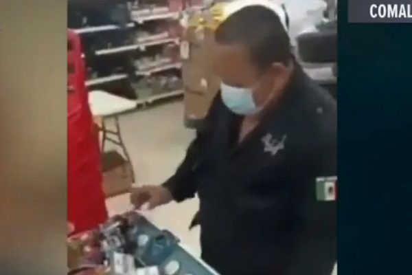 Exhiben a policía que intentó robar dulces y medicamentos en súper de Tabasco #VIDEO