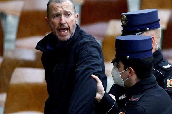 Hombre interrumpe a gritos en audiencia general del Papa Francisco