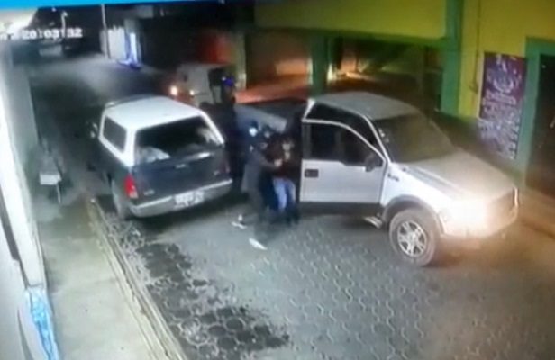 Captan en #VIDEO secuestro de un comerciante frente a su local, en Acatzingo