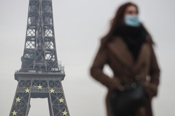 Francia elimina el uso obligatorio de cubrebocas en la calle