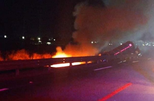 Pipa se incendia tras volcarse en carretera de Tulancingo