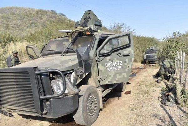 Explota mina durante paso de convoy militar en Tepalcatepec, Michoacán