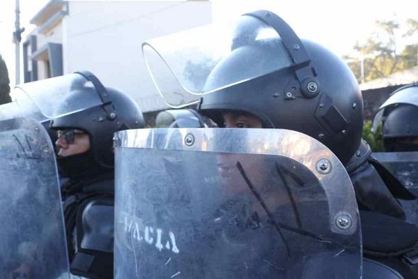 Se registran nuevos enfrentamientos entre maestros y policías en Michoacán #VIDEOS