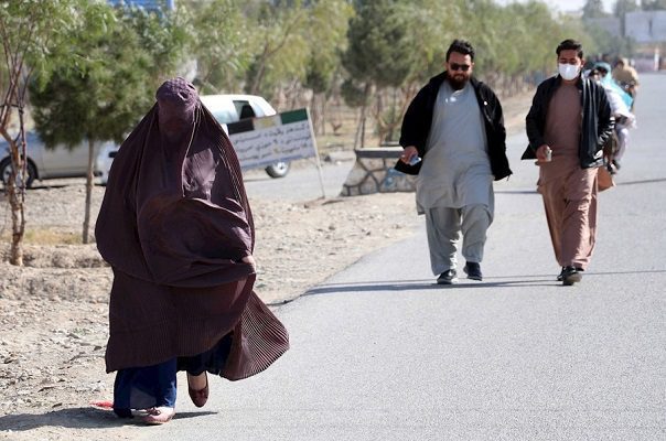 Talibanes reabren universidades, con mujeres en horarios distintos a los hombres