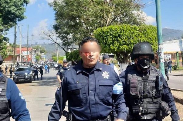 Maestros se enfrentan a policías en Michoacán por bloqueos de vías férreas #VIDEOS